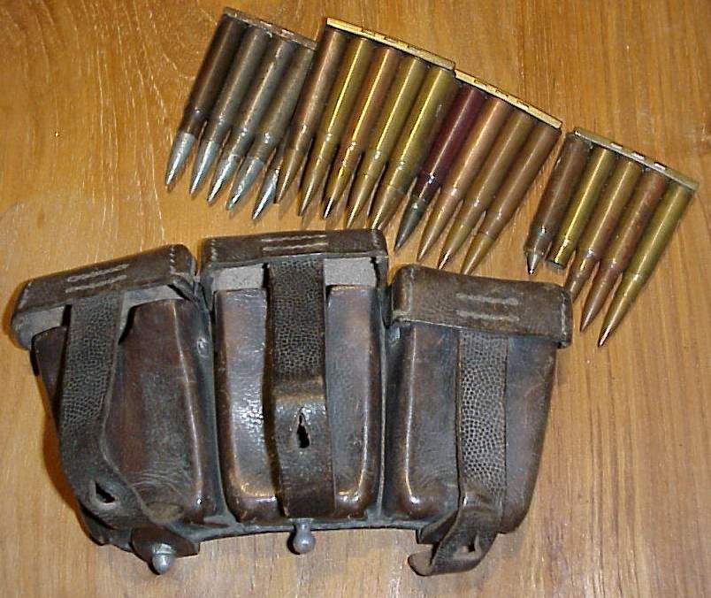 Photo Mauser cartridge pouches by "MAURY & Co - OFFENBACH/M - 1938" with 4 clips