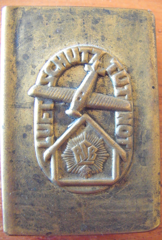 Photo Luftschutz tut Not - match case in brass
