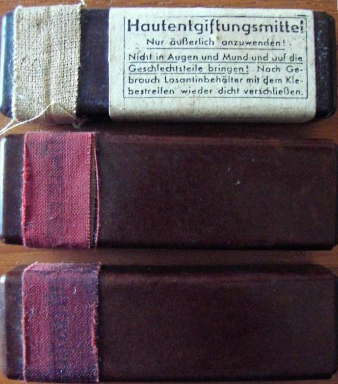Photo Hautentgiftungsmittel in brown bakelite boxes - 3 pieces