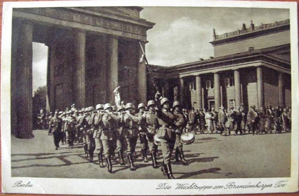 Photo Postcard : Die Wachtruppe am Brandenburger Tor