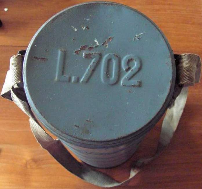 Photo Belgian gas mask in canister - L.702 Taille 2