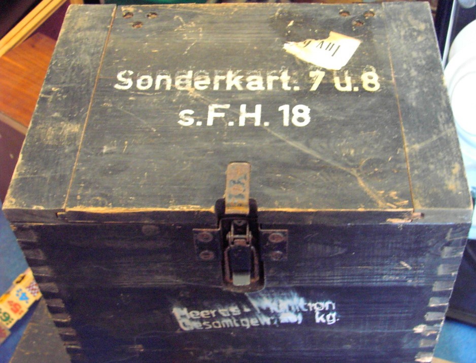 Photo Ammunition box - 4 St. Sonderkartuschen 7 u. 8 s.F.H. 18 - 16.3.1944 - full