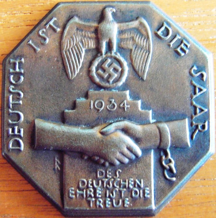 Photo Deutsch ist die Saar - 1934 - Die Deutschen Ehre ist die Treue - Manufacturer : RR? - zonder speldje