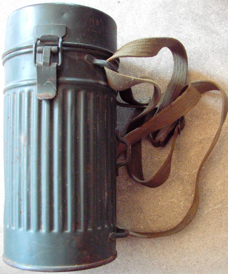 Photo Gas mask S-Filter für den zivilen Luftschutz in container