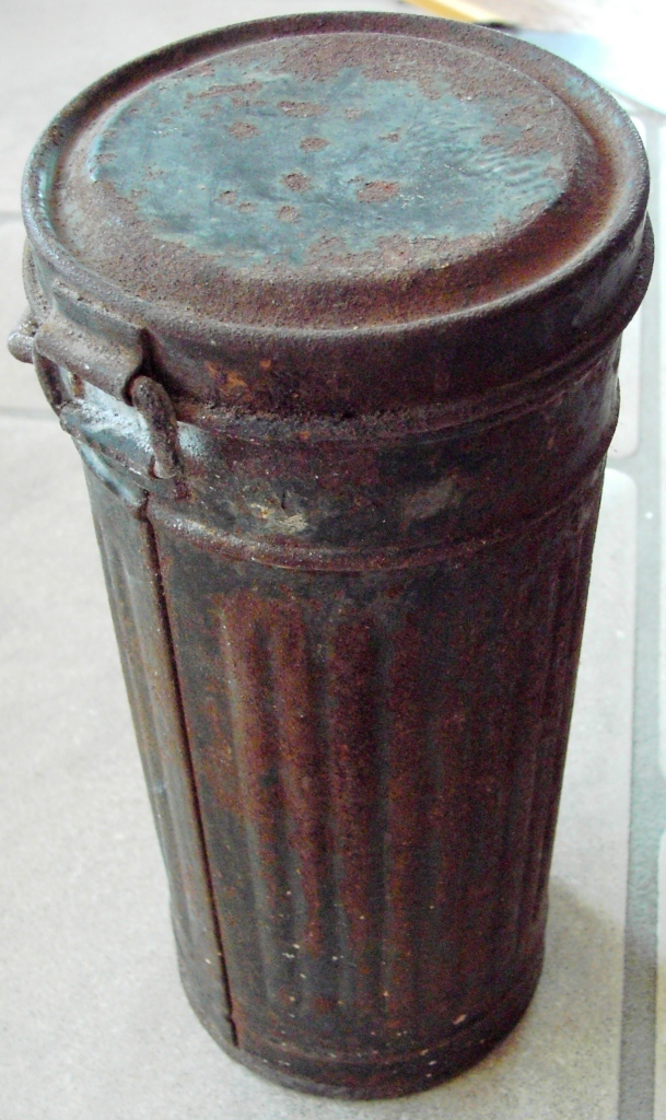 Photo Empty gas mask container