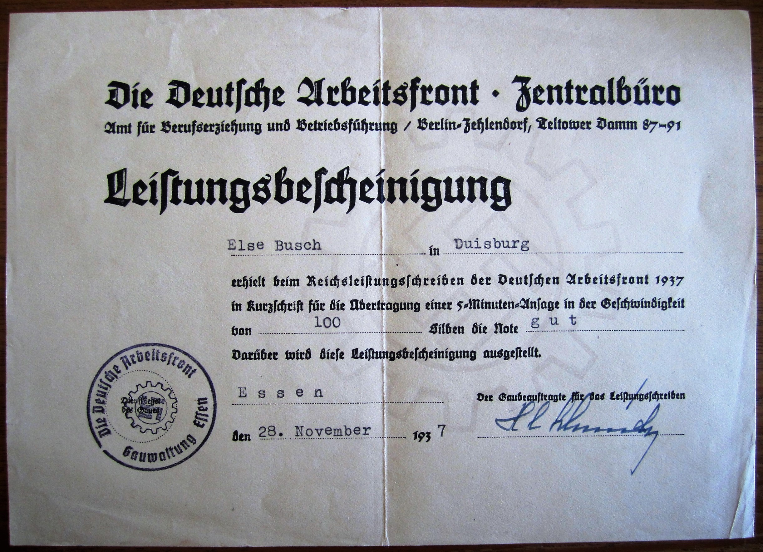 Photo Die Deutsche Arbeitsfront - Zentralbüro - Amt für Berufserziehung und Betriebsführung - Leistungsbescheinigung