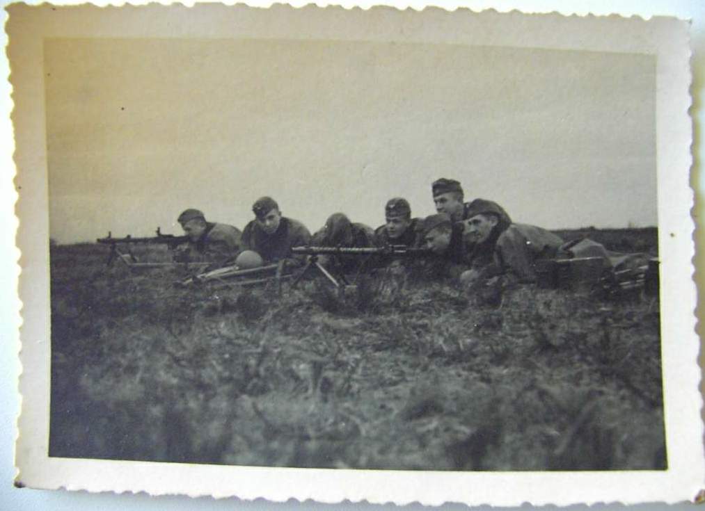 Photo Picture : group of MG34 shooters