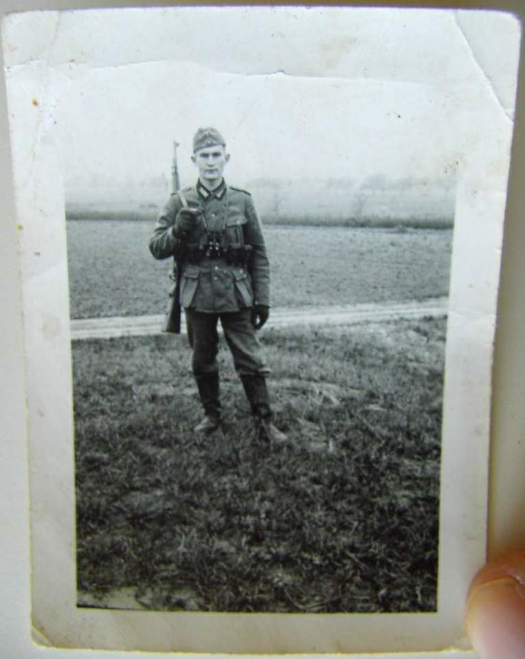 Photo Picture : soldier on guard with K98