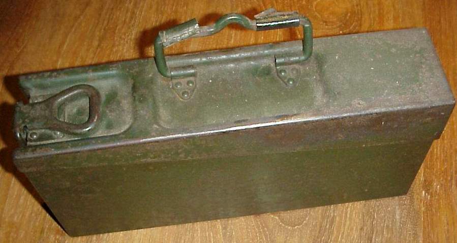 Photo Ammunition box MG34 with oil and petroleum cans
